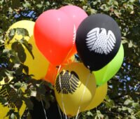 Farbige Luftballons mit Bundesadler -Symbolbild für Bundestag Gesetzgebung Fraktionen Energierechtsnovelle