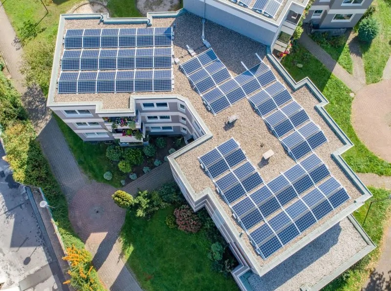 Zu sehen ist ein Gebäude mit Photovoltaik-Mieterstrom. Solche Projekte hat der Bundestag nun erleichtert.