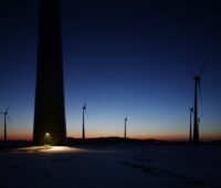 Zu sehen ist ein Windpark in der Nacht. Denn der Windkraft an Land gehen in Deutschland immer mehr die Lichter aus.