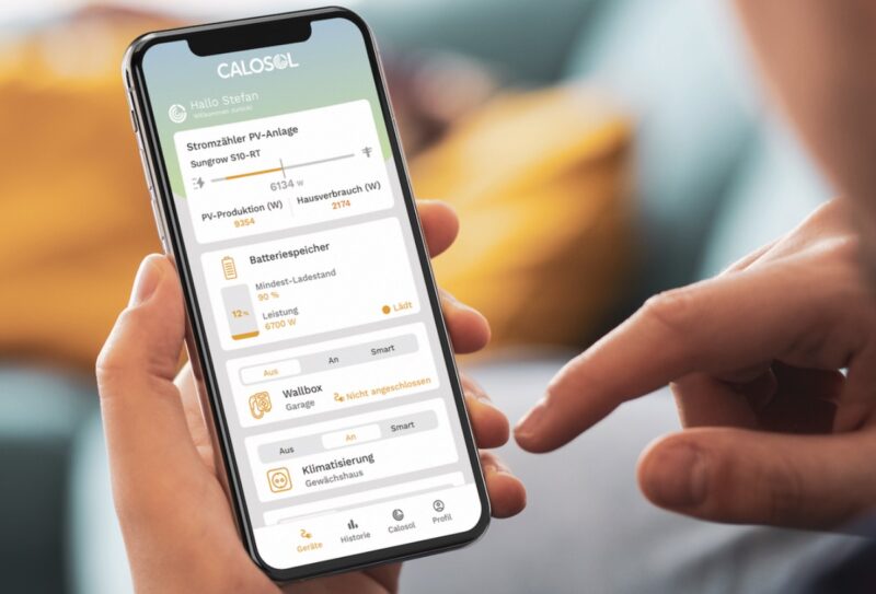 Im Bild ein Handy mit dem Energiemanagementsystem Sunhub, das Photovoltaik-Anlagen mit Verbrauchern vernetzt.