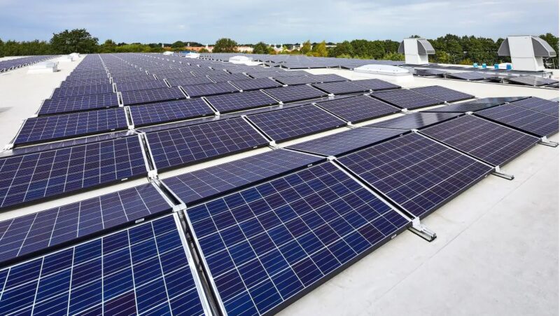 Im Bild eine gewerbliche Photovoltaik-Dachanlage, der PV-Großhändler CCL Energy kauft bei Trina 1,2 GW an Solarmodulen ein.