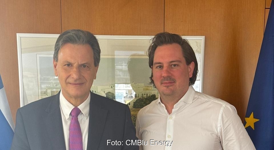 Im Bild Griechenlands Energieminister Theodoros Skylakakis und dem CEO des Herstellers von Organic-Solidflow-Batterien CMBlu Energy Constantin Eis.