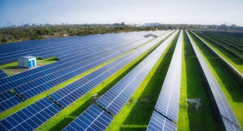 Im Bild ein Photovoltaik-Solarpark, Stark Energie verkauft Solarportfolio an Greencells.