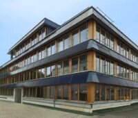 Im Bild das Bürogebäude W5e in Stetten, an dessen Fassade der Solink PVT-Wärmepumpenkollektor befestigt ist.