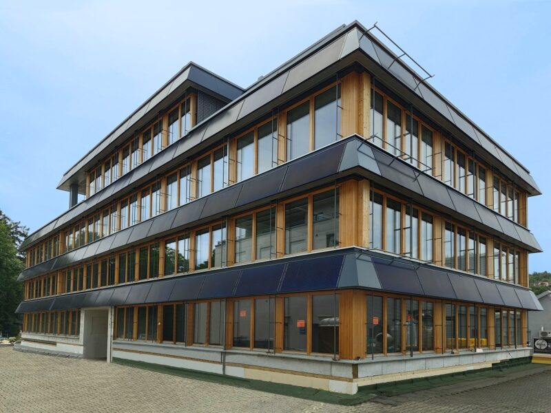 Im Bild das Bürogebäude W5e in Stetten, an dessen Fassade der Solink PVT-Wärmepumpenkollektor befestigt ist.