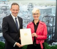 Im Bild Verkehrsminister Volker Wissing und DLR-Vorstandvorsitzende Prof. Dr.-Ing. Anke Kaysser-Pyzalla beim Baustart für die Technologieplattform Power-to-Liquid-Kraftstoffe in Leuna.