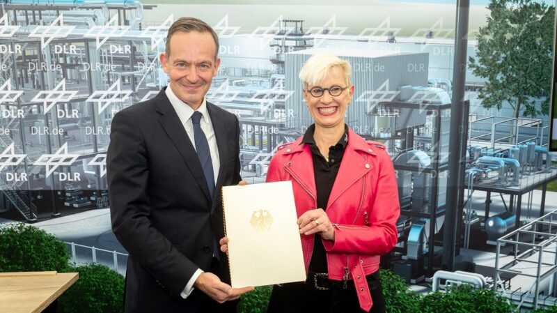 Im Bild Verkehrsminister Volker Wissing und DLR-Vorstandvorsitzende Prof. Dr.-Ing. Anke Kaysser-Pyzalla beim Baustart für die Technologieplattform Power-to-Liquid-Kraftstoffe in Leuna.