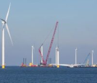 Im Bild der Bau eines Offshore-Windparks - die Stromleitung zwischen Großbritannien und Deutschland soll viel Windstrom transportieren.