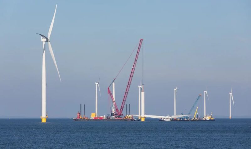 Im Bild der Bau eines Offshore-Windparks - die Stromleitung zwischen Großbritannien und Deutschland soll viel Windstrom transportieren.