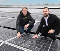 Photovoltaik-Anlage und zwei Männer - bei Daimler Truck in Kassel