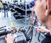 Ein Techniker prüft in der Montagehalle von Daimler eine Brennstoffzellen-Einheit.