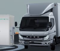 Im Bild der E-LKW Ecanter und eine Ladestation, in der die Wiederverwertung von den LkW-Batterien stattfinden soll.