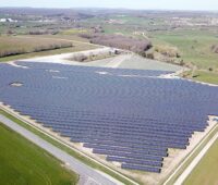 Zu sehen ist der Photovoltaik-Solarpark der Energiequelle im französischen Decize.