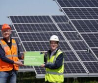 Zu sehen ist der Photovoltaik-Solarpark Gaarz bei Plau am See, der bis 2051 Ökostrom an die Deutsche Bahn liefert und dazu beiträgt, dass das Unternehmen klimaneutral wird.
