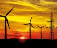 Bis zum 15. April dürfen Betreiber von Windenergieanlagen die Schallleistung um bis zu 4dB erhöhen und können damit auch nachts Strom produzieren.