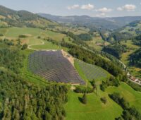 Solarpark auf starker Hanglage im hügeligen Südschwarzwald.