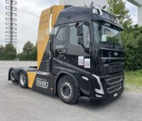 Zugmaschine eines E-Lkw, zu erkennen an einer abgebildeten Batterie.