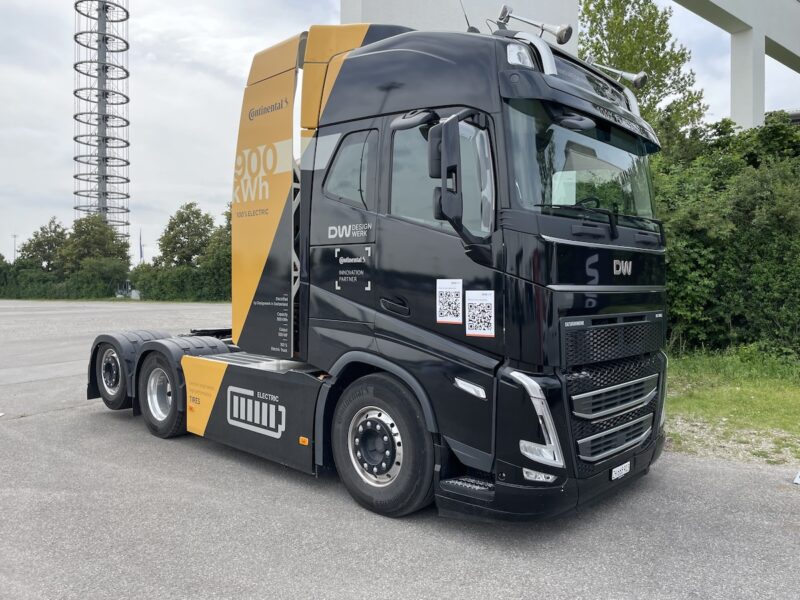 Zugmaschine eines E-Lkw, zu erkennen an einer abgebildeten Batterie.