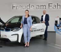 Zu sehen sind Vertreter von BMW Kassel und den Städtischen Werken anlässlich der Partnerschaftsvereinbarung beim E-Mobil-Starterkit.