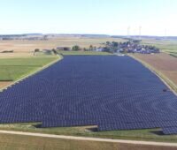 Zu sehen ist der Photovoltaik-Solarpark in Berching aus der Luft.