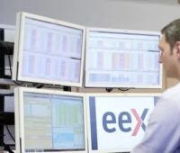 ZU sehen ist ein Händelr an der Strombörse EEX. Diese hat erstmals einen unabhängigen Photovoltaik-Stromerzeuger zugelassen.