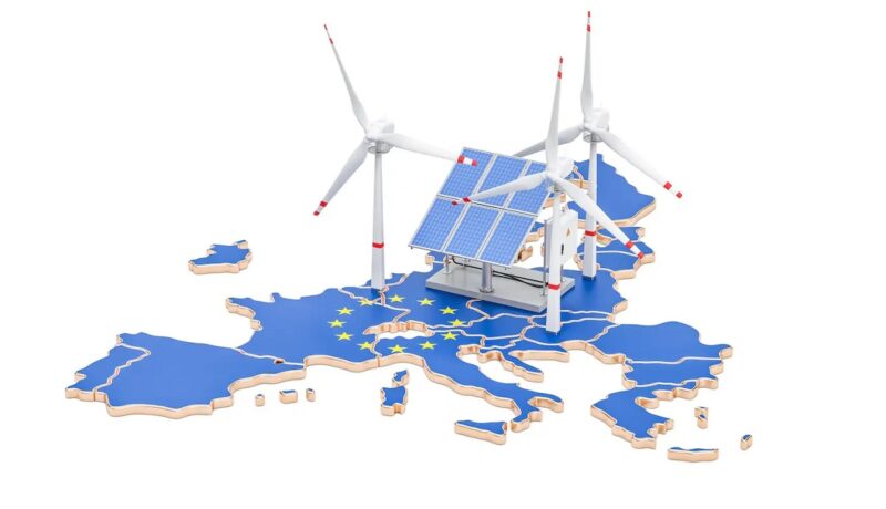 Im Bild eine Europakarte mit Windrädern und Photovoltaik-Anlagen, der Net-Zero Industry Act ist in Kraft getreten.