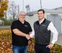 Im Bild Wolfgang Kempfle, Geschäftsführer ESS Kempfle, und Matthias Deffner, Photovoltaik-Experte Energie Schwaben beim Wasserkraftwerk in Schongau.