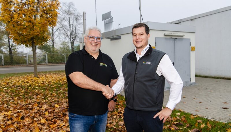 Im Bild Wolfgang Kempfle, Geschäftsführer ESS Kempfle, und Matthias Deffner, Photovoltaik-Experte Energie Schwaben beim Wasserkraftwerk in Schongau.