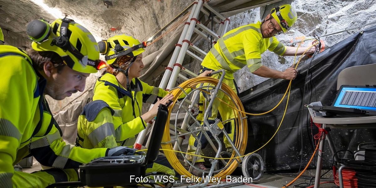 Menschen mit Helm und gelben Warnwesten unter Tage - Die ETH Zürich erforscht Innovative Verfahren für Tiefe Geothermie.