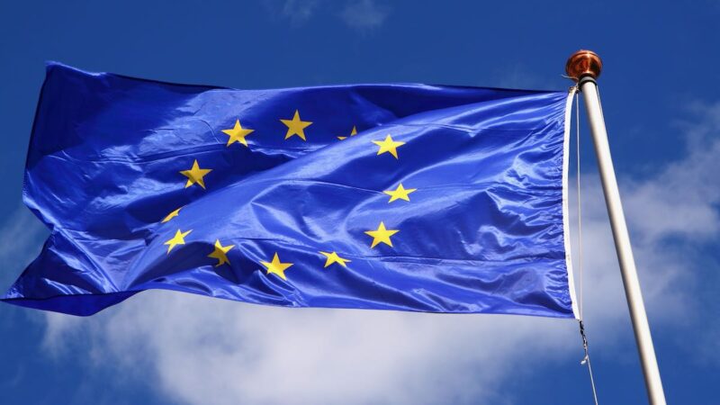 EU-Flagge als Symbol für Klimaschutz-Regeln in Europa