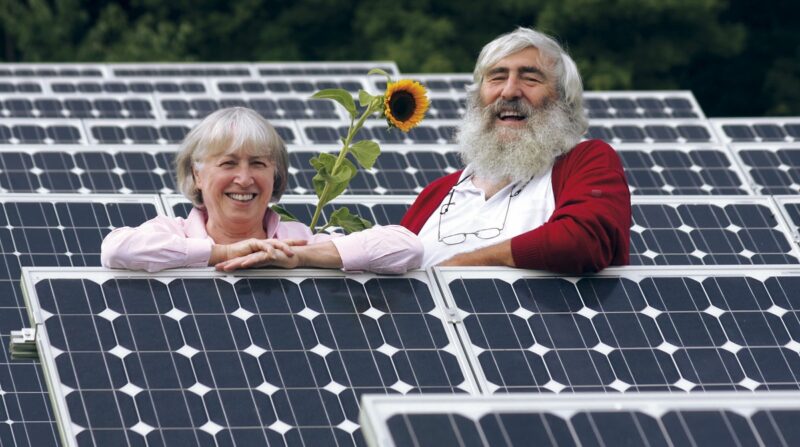 Im Bild Ursula und Michael Sladek in einer PV-Anlage, sie gründeten 30 Jahre zuvor die Elektrizitätswerke Schönau.