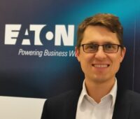 Zu sehen ist Dr. Stefan Rohrmoser, Geschäftsführer Vertrieb bei Eaton, stellt sich für das Stromnetz der Zukunft eine flexible, zellulare Struktur vor.