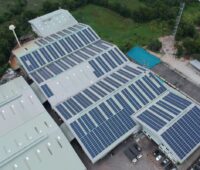 Zu sehen ist die Aufdach-Photovoltaikanlage, die Ecoligo mit dem Photovoltaik-Unternehmen in Thailand erworben hat.