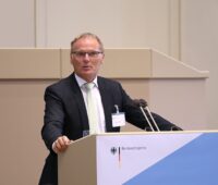 Zu sehen ist Jochen Homann, Präsident der Bundesnetzagentur, der sich im Beitrag zum Einspeisemanagement im Redispatch 2.0 äußert.