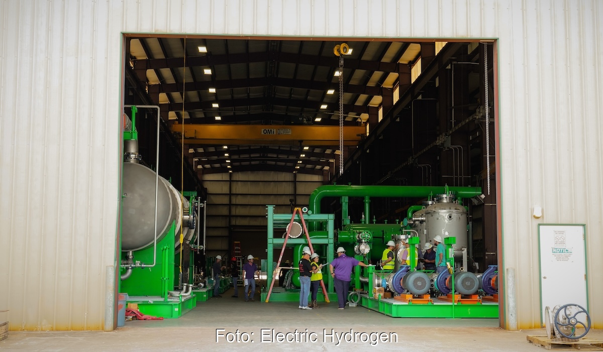 Blick durch großes Tor in eine Halle mit großen Maschinen - Elektrolyseur in Texas.