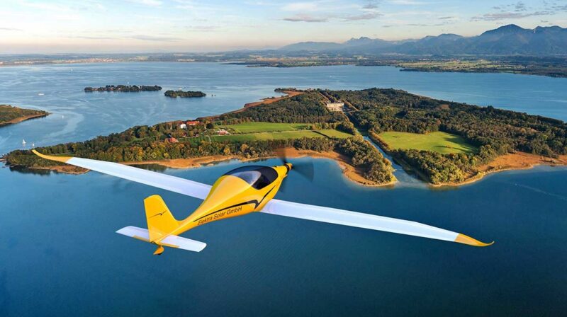 Zu sehen ist ein elektrisches Ultraleichtflugzeug, das die Firma Elektra Solar entwickelt hat.