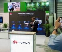 Zu sehen ist die Präsentation des FusionCharge 40 kW DC-Lademodul von Huawei auf dem 35. Internationalen Elektrofahrzeug-Symposium.