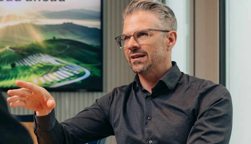Im Bild Florian Resatsch, CEO von Elevion Green, der mit seinem Unternehmen ein digitales Angebot für Photovoltaik auf Gewerbedächern macht.