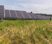 Zu sehen ist eine Solarpark. Wegen der Corona-Pandemie können Bieter der Ausschreibungen nun eine Fristverlängerung von ihren Photovoltaik-Projekten beantragen.