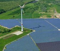 Zu sehen ist ein Solarpark mit Windkraftanlage. Es gibt keine Lösung für den Photovoltaik-Deckel oder die Windkraftabstandregelung.