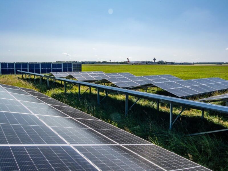 Photovoltaikanlage in der Nähe einer Start- und Landebahn.