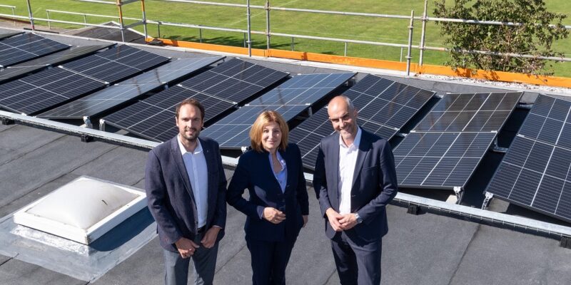Im Bild Offizielle auf dem Dach des Vereinsheims, im Rahmen der Solarpartnerschaft für Vereine hat Enercitiy dort eine Photovoltaik-Anlage installiert.