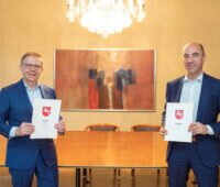 Heiko Janssen (AWS) und Stefan Dohler (EWE) mit Verträgen