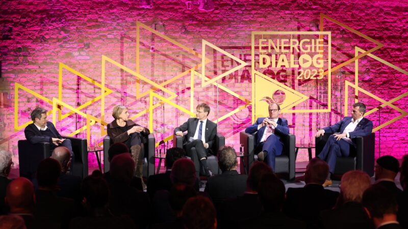 Vier Männer und eine Frau auf Sesseln auf einer Bühne: Energiedialog beim BEE