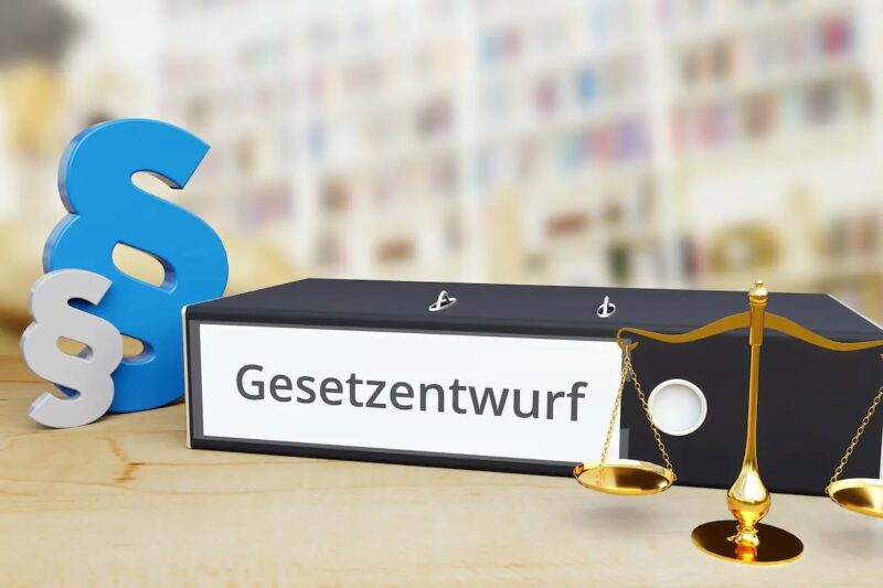 Ein Ordner mit der Aufschrift Gesetzentwurf. Die Energieminister:innen der Bundesländer fordern die Umsetzung von bereits geplanten Energiegesetzen.