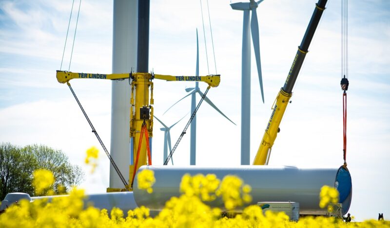 Im Bild der Bau einer Windenergieanlage, Energiequelle hat im Geschäftsjahr 2023 120 MW Windenergie ans Netz gebracht.