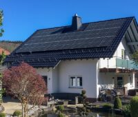 Im Bild ein Haus mit Photovoltaik-Anlage, dessen Bewohner:innen von der Enerix Direktvermarktung von Solarstrom profitieren können.