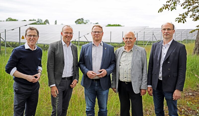 Im Bild Offizielle von Enerparc und Politik bei der Einweihung des Photovoltaik-Solarparks Zeithain.
