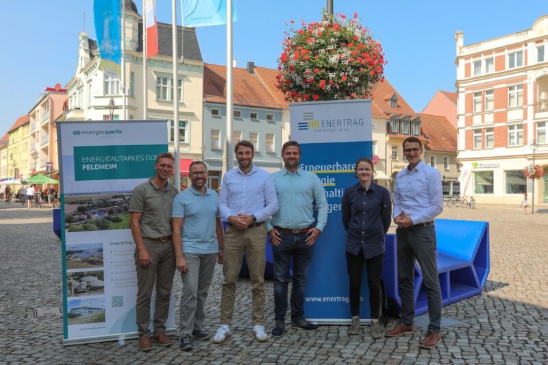 Gruppenfoto auf einem Marktplatz - Energiequelle und Enertrag gründen Grünstrom Lausitz