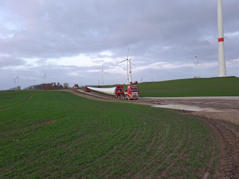 Anlieferung von Rotorblättern auf einem LKW mit Hängern für einen Windpark.